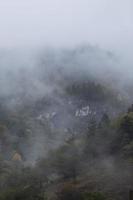 autunno e nebbia nel il montagne. verticale foto. foto sfondo con montagna Visualizza, spazio per testo