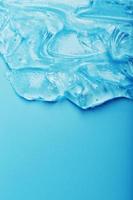 antisettico gel su un' blu sfondo nel onde. foto
