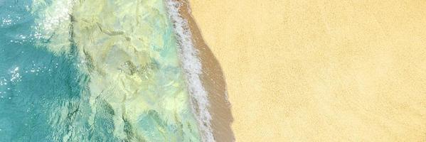 mare con onde e sabbia Visualizza a partire dal un' drone, a partire dal sopra. mare costa. spiaggia sfondo. striscione. vacanza, viaggio concetto foto