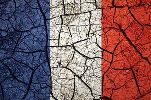 asciutto suolo modello su il bandiera di Francia. nazione con siccità concetto. acqua problema. asciutto Cracked terra nazione. foto