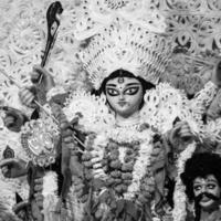 dea Durga con tradizionale Guarda nel vicino su Visualizza a un' Sud Kolkata Durga puja, Durga puja idolo, un' maggiore indù Navratri Festival nel India nero e bianca foto