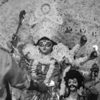 dea Durga con tradizionale Guarda nel vicino su Visualizza a un' Sud Kolkata Durga puja, Durga puja idolo, un' maggiore indù Navratri Festival nel India nero e bianca foto