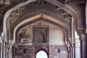 architettura mughal all'interno dei giardini di lodhi, delhi, india, si dice che la moschea del venerdì per la preghiera del venerdì, la moschea a tre cupole nel giardino di lodhi, sia la moschea del venerdì per la preghiera del venerdì, tomba del giardino di lodhi foto