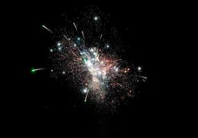 luminosa e colorato fuoco d'artificio esplicazioni a un' nero notte foto