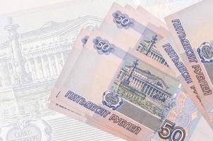 50 russo rubli fatture bugie nel pila su sfondo di grande semi trasparente banconota. astratto presentazione di nazionale moneta foto