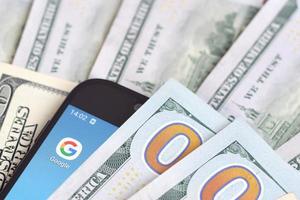 smartphone schermo con Google App e lotto di centinaio dollaro fatture. attività commerciale e sociale networking concetto foto