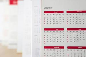 vicino su calendario pagina date e mese sfondo attività commerciale pianificazione appuntamento incontro concetto foto