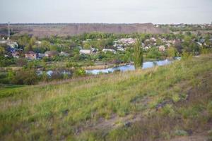 un' posto con un' roccioso terreno. panoramico Visualizza a partire dal il superiore di un' roccioso montagna. Russia, rostov regione, il città di krasny sulin, skelevataya gora, il 7 ° Meraviglia di il mondo di il assistente. foto