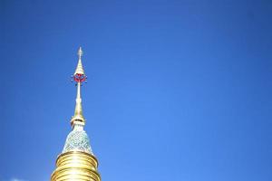 il mancia di il oro pagoda su blu cielo. foto