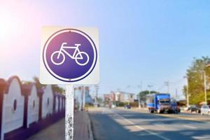 bicicletta sentiero traffico cartello su metallo palo, morbido e selettivo messa a fuoco, sfocatura principale strada sfondo. foto