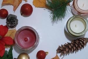 astratto Avvento sfondo - Natale decorazione con ornamento e sfocato luci. Natale Dekoration con candele e neve. foto