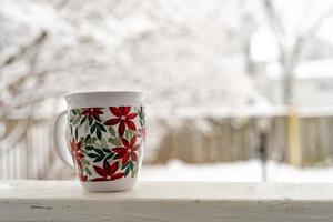 rilassante e potabile caffè o tè, il tazze di caffè su un' neve giorno, su balcone. rilassamento concetto. sfocato sfondo di bellissimo . foto