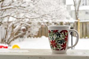 rilassante e potabile caffè o tè, il tazze di caffè su un' neve giorno, su balcone. rilassamento concetto. sfocato sfondo di bellissimo . foto