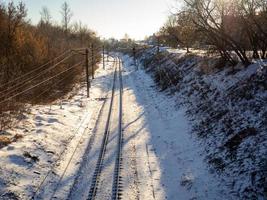 Ferrovia brani nel il neve. treno traccia. foto