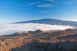 nuvole e chiaro cieli a partire dal il hawaiano montagne foto