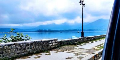 bellissimo Visualizza di dal lago a partire dal il strada lato foto