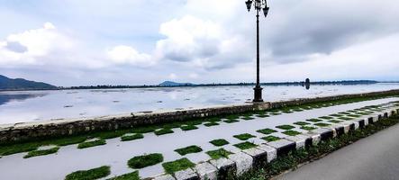 bellissimo Visualizza di dal lago a partire dal il strada lato foto