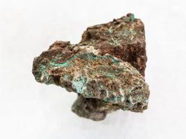 ruvido malachite rame minerale pietra su bianca foto