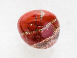 caduto rosso diaspro gemma pietra su bianca foto