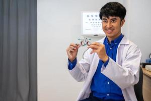 selettivo messa a fuoco a optometria pista telaio. asiatico medico optometrista utilizzando pista bicchieri attrezzatura per esaminare occhio vista visivo sistema di paziente per risolvere visione problema. foto