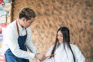 vicino su tiro mentre capelli elegante mentre spray acqua prima fare capelli tagliare e capelli costumista e trattamento mentre messa in piega capelli per cliente. professionale occupazione, bellezza e moda servizio occupazione. foto