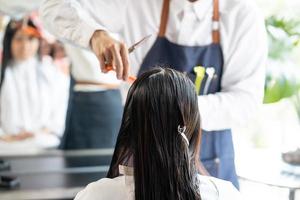 vicino su tiro a donne capelli prima fare capelli tagliare e capelli costumista e trattamento mentre messa in piega capelli per cliente. professionale occupazione, bellezza e moda servizio occupazione. foto