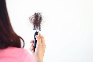 capelli perdita nel il spazzola di il donna foto