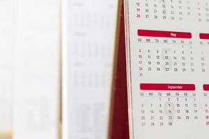 vicino su calendario pagina date e mese sfondo attività commerciale pianificazione appuntamento incontro concetto foto