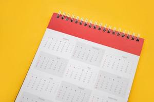 calendario pagina su giallo sfondo attività commerciale pianificazione appuntamento incontro concetto foto