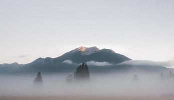 Alpi montagne a Alba foto