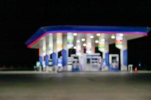 benzina gas stazione a notte tempo sfocato sfondo con bokeh leggero foto