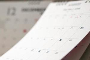 astratto sfocatura calendario pagina capovolgimento foglio vicino su sfondo attività commerciale programma pianificazione appuntamento incontro concetto foto