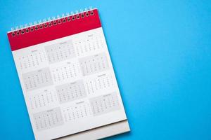 calendario pagina su blu sfondo attività commerciale pianificazione appuntamento incontro concetto foto