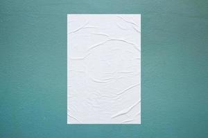 vuoto bianca pasta di grano incollato carta manifesto modello su calcestruzzo parete sfondo foto