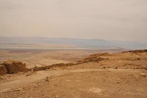 un' Visualizza di il cima fortezza di massada nel Israele foto