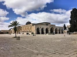 una veduta della cupola della roccia a gerusalemme foto