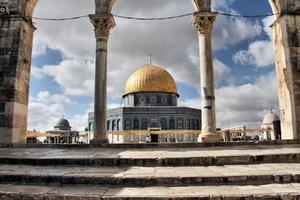 una veduta della cupola della roccia a gerusalemme foto