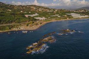 a partire dal il aria. onde galleggiante per il roccioso costa. foto