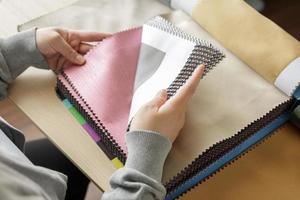 femmina progettista con tessuto colore campioni la scelta tessile per le tende foto