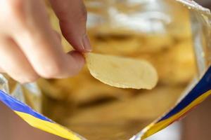 mano hold Patata patatine fritte con merenda Borsa foto