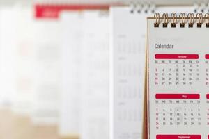 vicino su calendario pagina date e mese sfondo attività commerciale pianificazione appuntamento incontro concetto foto