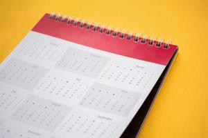 calendario pagina su giallo sfondo attività commerciale pianificazione appuntamento incontro concetto foto