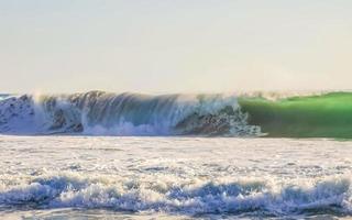 estremamente enorme grande surfer onde a spiaggia puerto escondido Messico. foto