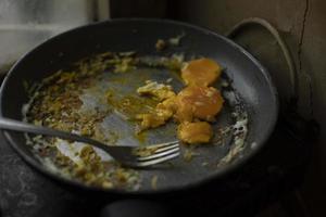 uovo tuorlo nel frittura padella. spina e uovo. acciaio frittura padella. cucina a casa. foto