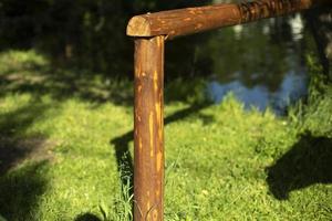 siepe fatto di legna nel campagna. barriera fatto di registri. recinto su azienda agricola. foto