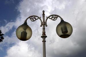 lanterna per illuminare il città strada a notte. foto