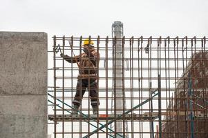 un' uomo Lavorando su impalcatura foto