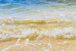 onde a tropicale spiaggia caraibico mare chiaro turchese acqua Messico. foto