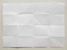bianca piegato e rugosa carta su bianca sfondo foto