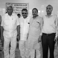nuova delhi, india, 19 giugno 2022 - ram niwas goel in abito bianco oratore nell'assemblea legislativa di delhi a delhi vidhansabha durante il campo di donazione del sangue tenutosi al tempio di balaji, vivek vihar, delhi, india foto